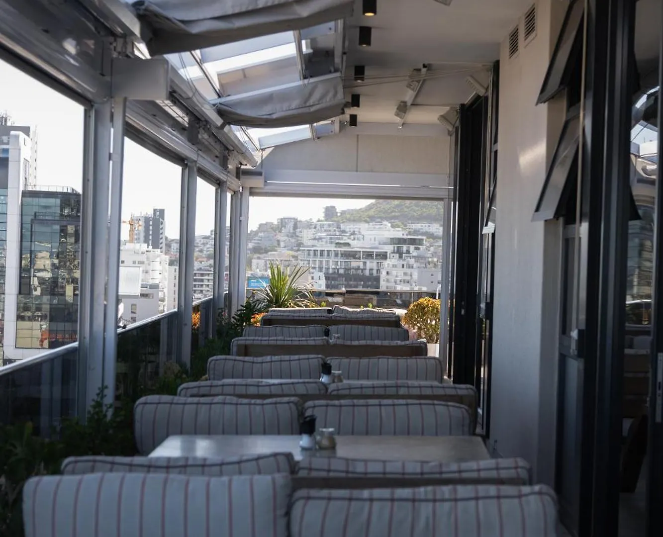 Latitude Aparthotel By Totalstay Cape Town 4*,